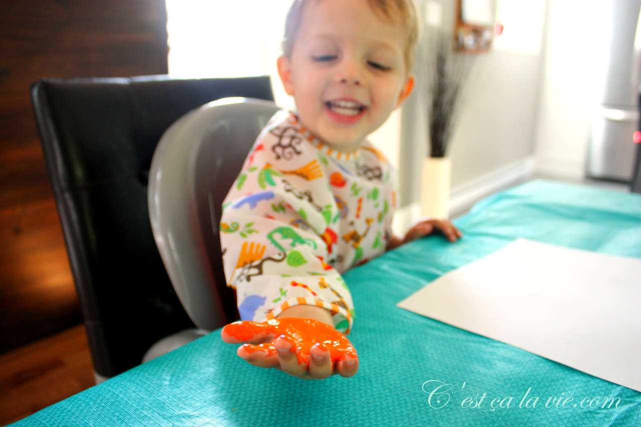 Théo qui fait un bricolage