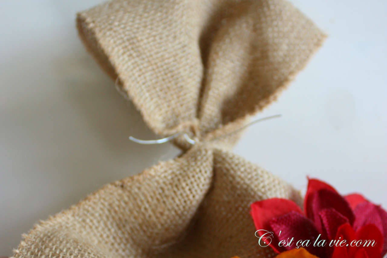 accrocher une couronne d'automne