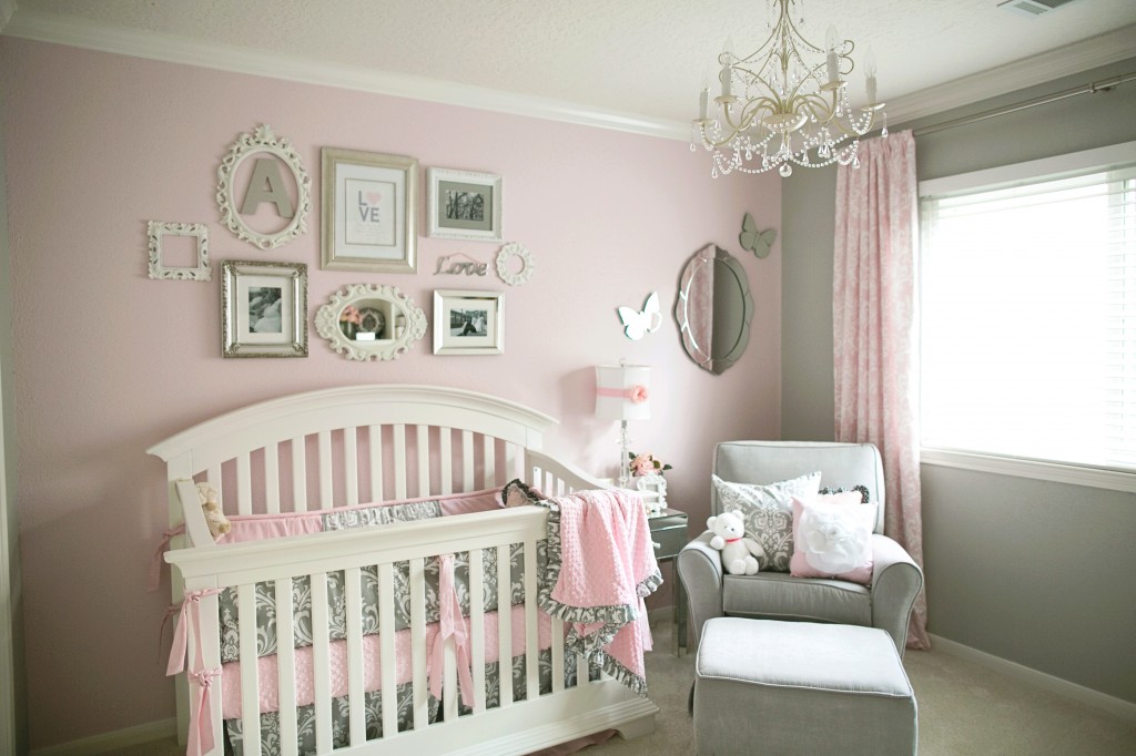 Chambre de bébé rose et grise